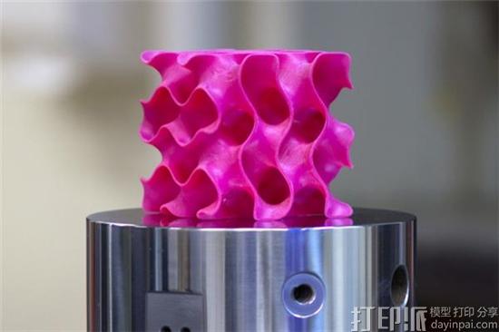 麻省理工学院研究团队开发出比钢强10倍的石墨烯3D打印材料