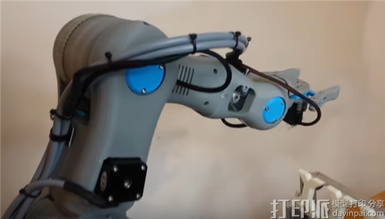 初创公司Roboteurs推出3D打印的6轴机器人手臂 初创公司Roboteurs推出3D打印的6轴机器人手臂