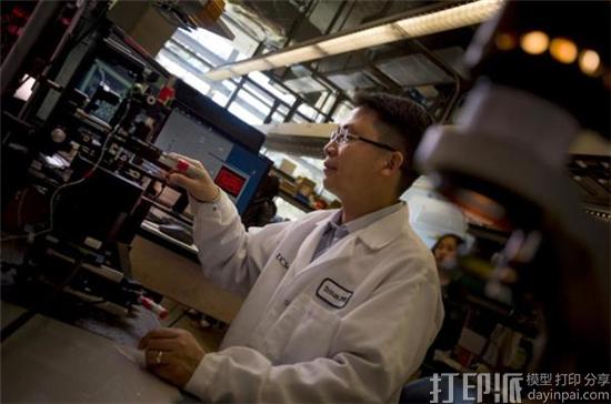 科学家用自制的超快UV生物打印机制造出功能性3D打印血管网络