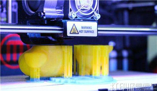 3D打印的过程中能手动更换不同颜色的材料吗？怎么做？