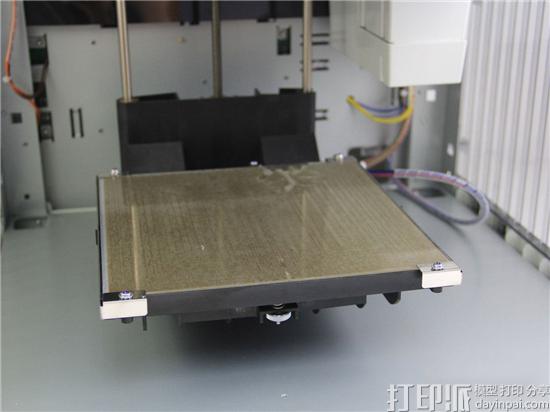 用ABS材料3D打印时在平台上贴美纹胶带好还是涂抹胶水更好？