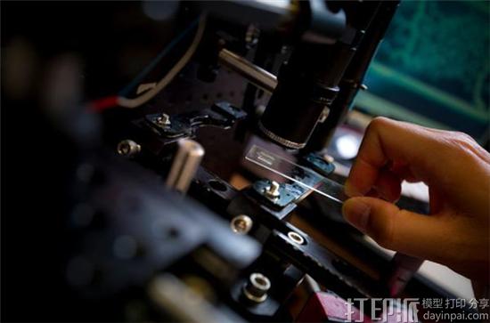 华裔科学正在开发为有血管缺陷的儿童创造新血管的3D打印材料