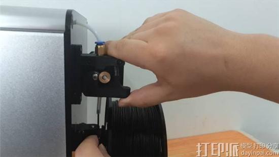 如何卸掉3D打印机上的材料？