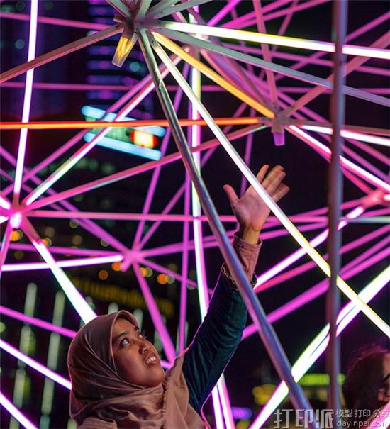 巨大的3D打印发光网格装置现身新加坡灯光艺术节