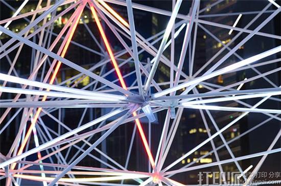 巨大的3D打印发光网格装置现身新加坡灯光艺术节