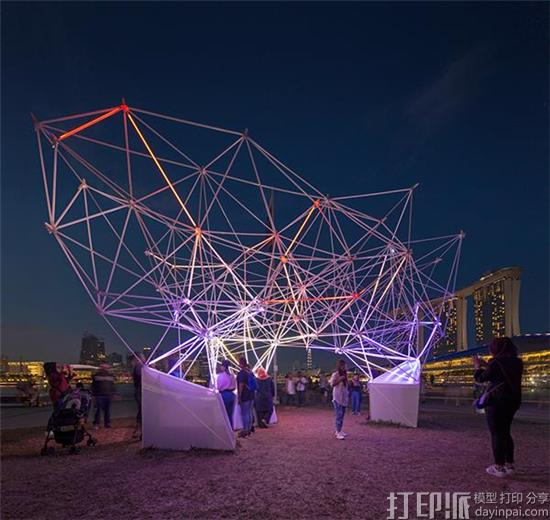 巨大的3D打印发光网格装置现身新加坡灯光艺术节