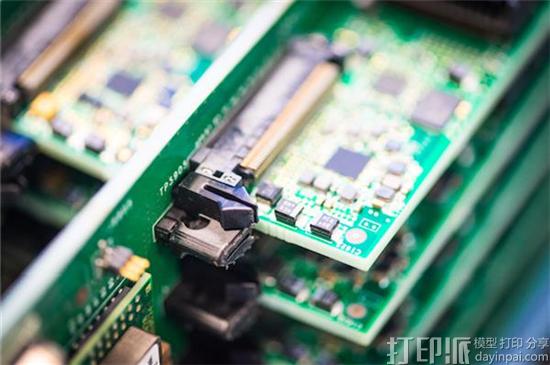 Oracle公司利用Carbon的CLIP技术3D打印出10000个服务器支架