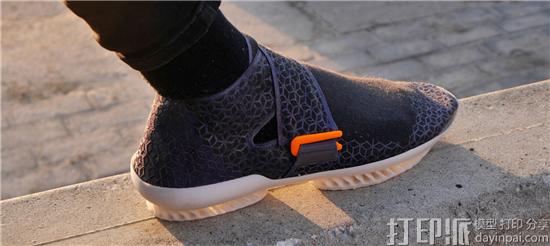 波兰两位大学生推出一系列环保3D打印印花鞋和定制应用程序