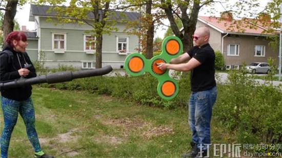 新减压神器！ 芬兰爱好者3D打印世界上最大的指尖陀螺