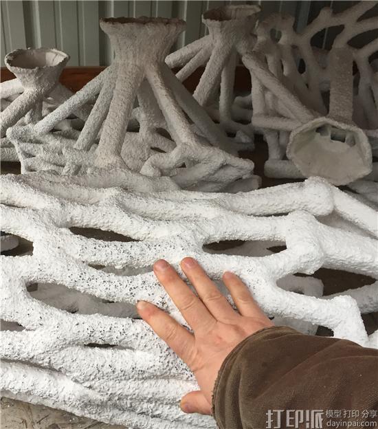 创客兼雕塑家借助3D打印耗时1万个小时打造出高大的青铜镂空雕塑