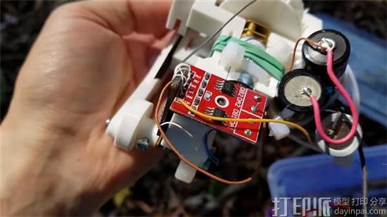 创客开发出可以攀爬树木的小型3D打印机器人 帮助切割树上的绳索 创客开发出可以攀爬树木的小型3D打印机器人 帮助切割树上的绳索