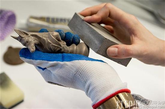 设计师用3D打印模具和液体注塑成功制作出微缩版古埃及金属雕塑