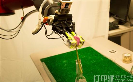 专家为机器人系统Fingervision配备3D打印夹持器和硅胶皮肤 使其拥有触感