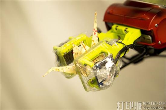 专家为机器人系统Fingervision配备3D打印夹持器和硅胶皮肤 使其拥有触感