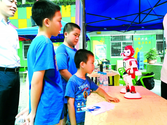 科技主题夏令营开营 小创客看机器人炫舞学3D打印技术