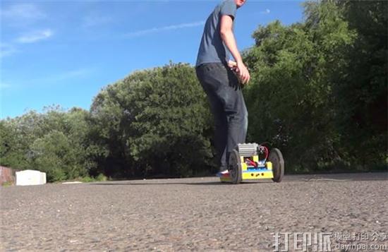 太会玩儿！ 知名创客用3D打印乐高砖块制作出电动滑板.jpg