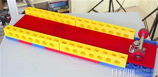 太会玩儿！ 知名创客用3D打印乐高砖块制作出电动滑板.jpg