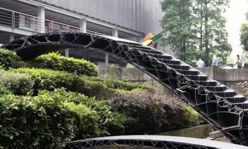 上海同济大学展示中国首两座3D打印人行桥