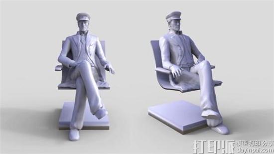 真人大小的《七海游侠柯尔多》主人公3D打印模型坐在巴黎火车站前