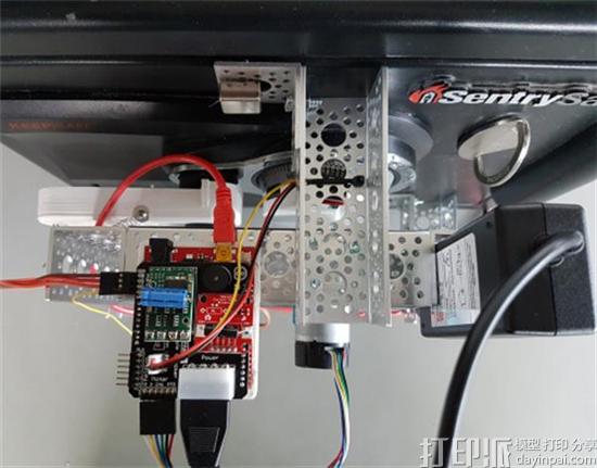国外牛人开发出可快速破解保险箱的3D打印开源机器人 成本约200美元