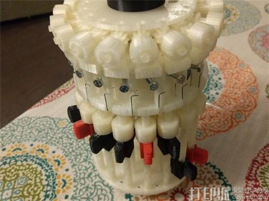 设计师耗时一年3D打印出上世纪古董科塔计算器的模型