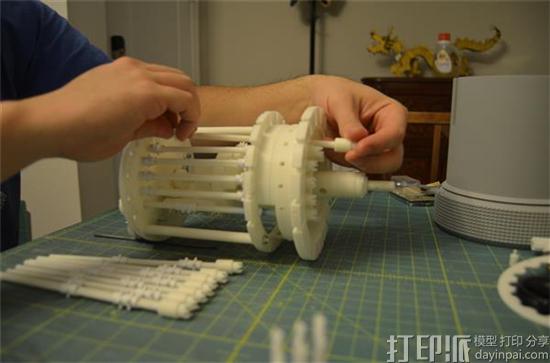 设计师耗时一年3D打印出上世纪古董科塔计算器的模型