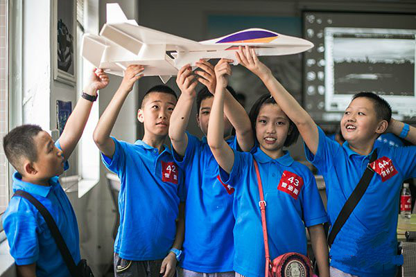 长沙雨花区科技实践基地迎来“小创客”  暑期体验3D打印和无人机操作