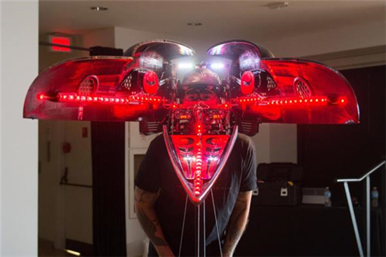 微软联手肖恩.亨特打造出结合3D打印、机器人和VR的可变形面具