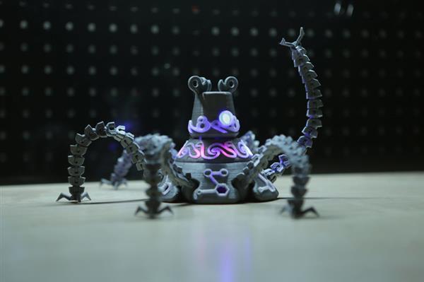 Adafruit公司3D打印出《塞尔达传说：荒野之息》中的守护者机器人