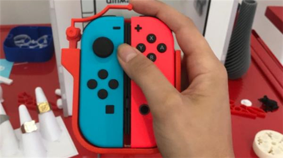 工程师开发出3D打印的Switch手柄架 可实现单手畅玩《塞尔达传说:荒野之息》