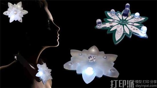 时尚与科技 荷兰设计师3D打印三种不同灯光的雪绒花项链