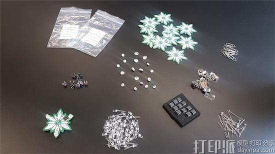 时尚与科技 荷兰设计师3D打印三种不同灯光的雪绒花项链