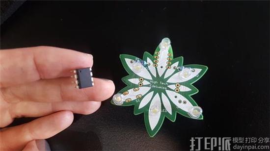 时尚与科技 荷兰设计师3D打印三种不同灯光的雪绒花项链