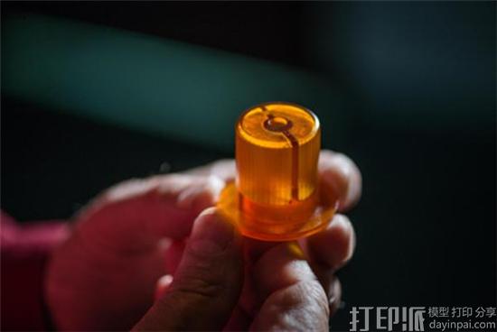 研究员用Carbon 3D打印技术用于酒测试的气锁装置