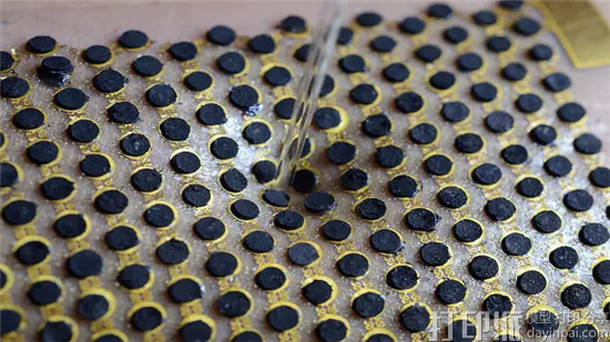 研究人员用3D打印和酶开发的生物燃料电池将汗水转化为电能