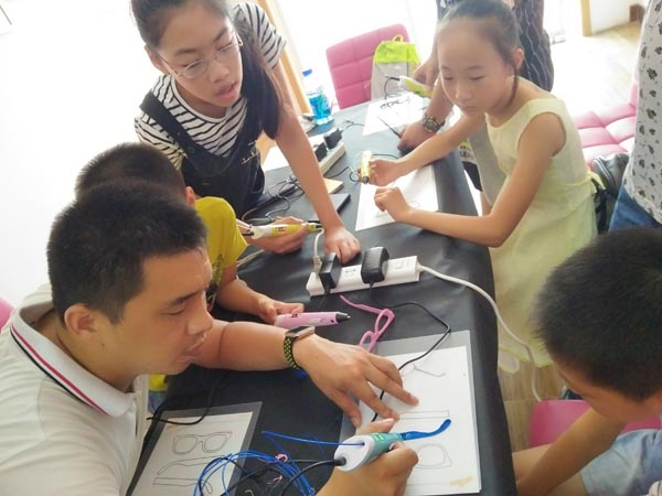 丰富少年暑期活动 无锡新市民子女体验3D打印