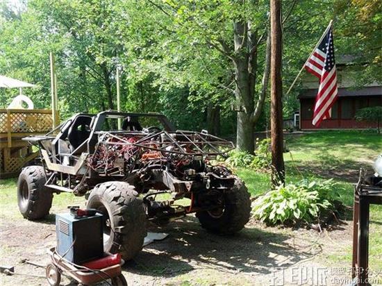 游戏玩家耗时7年利用3D打印复制出《光晕3》中的M12轻型侦察车