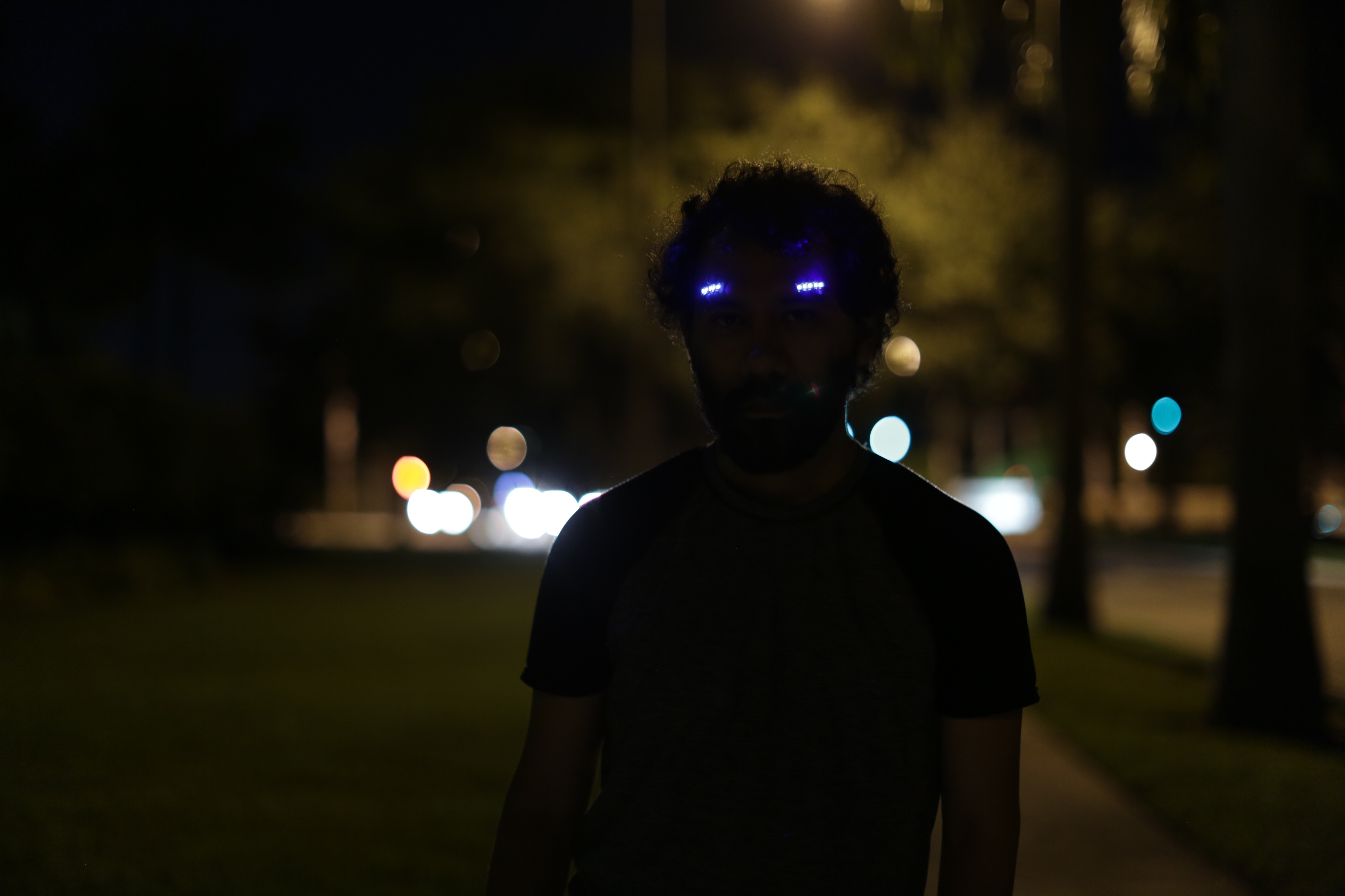 知名创客Ruiz兄弟最新作品：安装在人脸眉毛上的LED灯