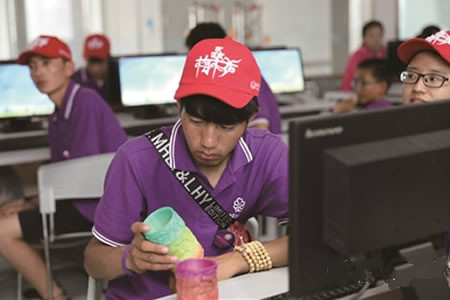 常州机电职业技术学院藏族同学体验3D打印课堂