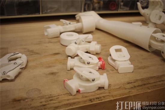 LimbForge开发出可让手臂自由摆动的3D打印肘关节假体