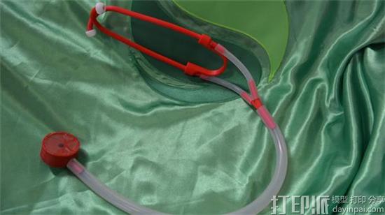 巴勒斯坦国加沙医生使用3D打印机生产低成本的听诊器和止血带