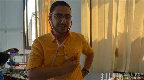 巴勒斯坦国加沙医生使用3D打印机生产低成本的听诊器和止血带