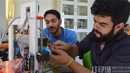 巴勒斯坦国加沙医生使用3D打印机生产低成本的听诊器和止血带