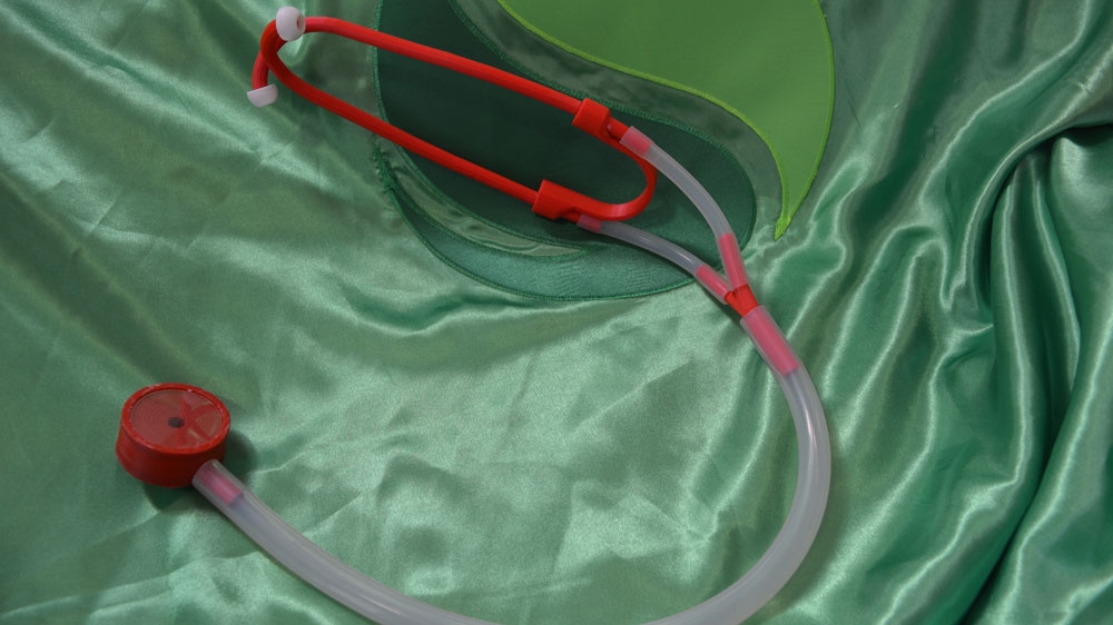 巴勒斯坦国加沙医生使用3D打印机生产低成本的听诊器和止血带