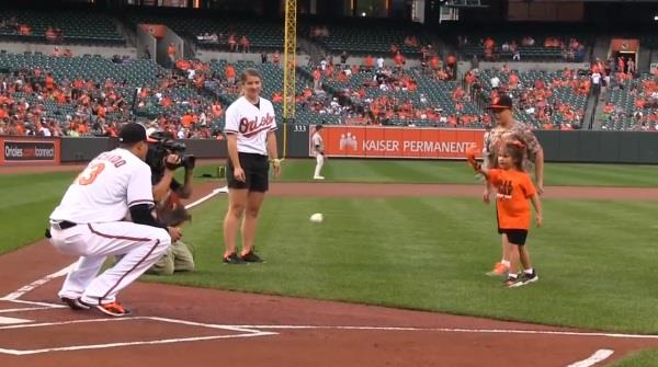 七岁残障女孩戴上3D打印假肢为美国职棒大联盟比赛开球