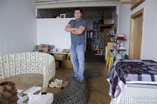 设计师用水泥聚合物材料打造出造型独特的3D打印蛇形长椅