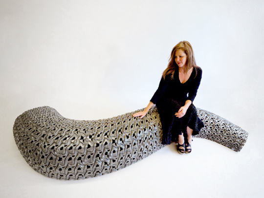 设计师用水泥聚合物材料打造出造型独特的3D打印蛇形长椅