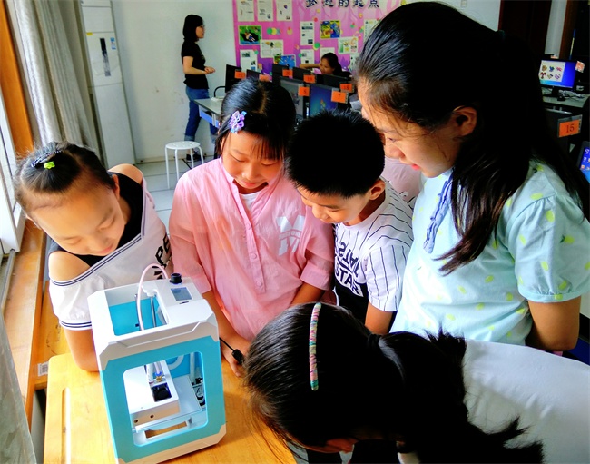 桌面3D打印机走进校园 让学生们感受科技的神奇