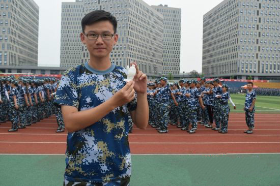 感谢师恩！武汉一高校学生3D打印“大白”送新生辅导员