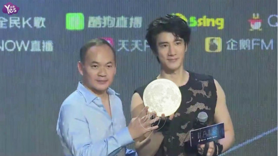 王力宏数字专辑《A.I. 爱》发布会  收获3D打印月球灯礼物